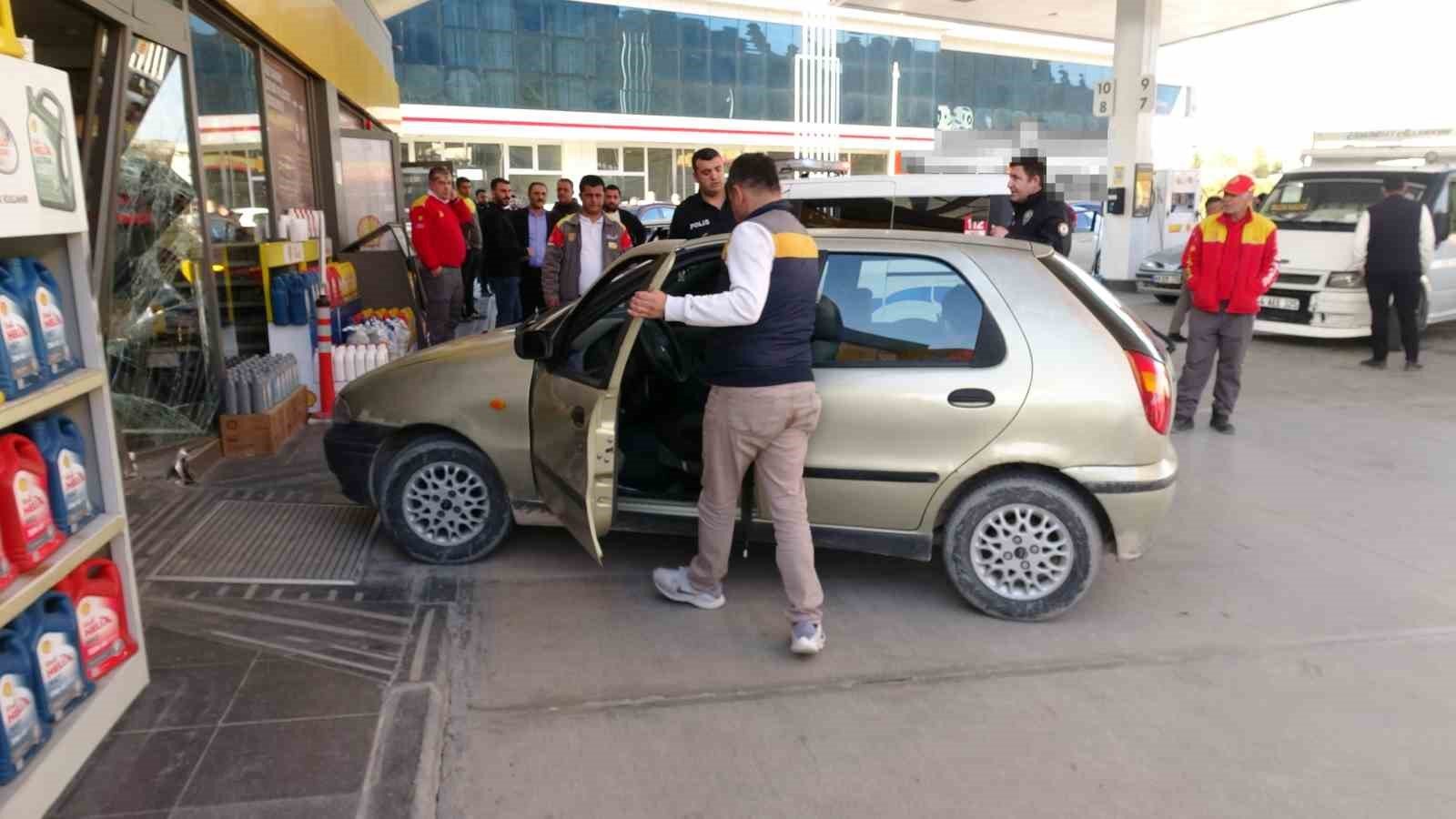 Malatya’da şok anlar: Sürücü aracı kasiyerin üzerine sürdü
