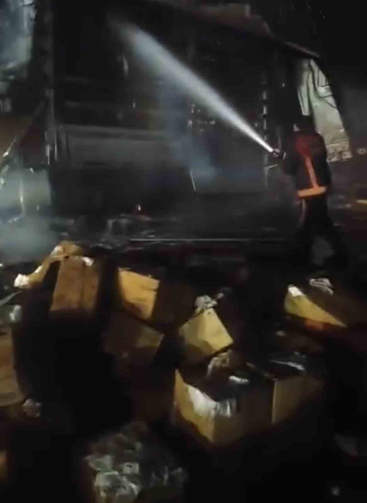 Şanlıurfa’da peçete yüklü tır alev alev yandı: Yangın 2 saatte söndürüldü