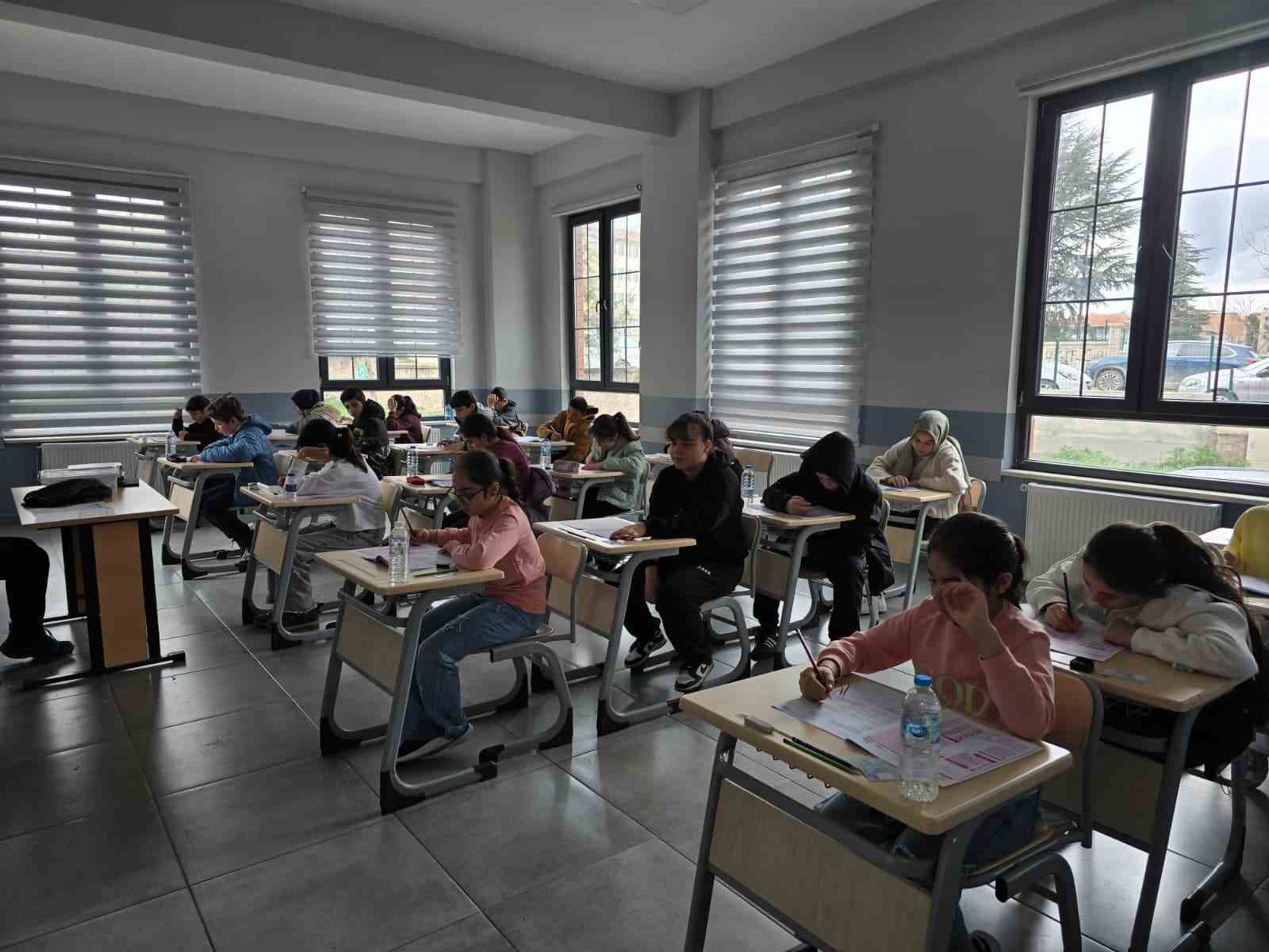 TÜGVA’nın Kitap Kurdu yarışmasının sınavı Eskişehir’de yapıldı