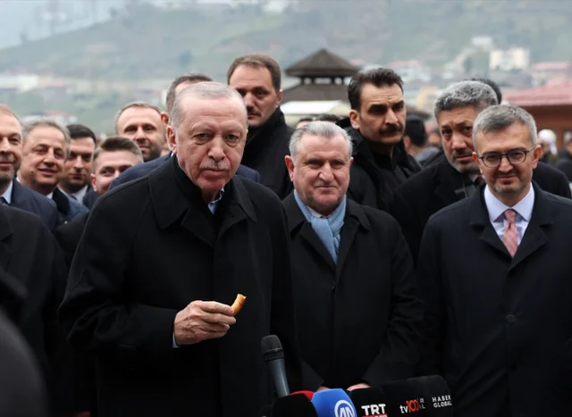 Bayram Namazini Kilan Cumhurbaskani Erdogan In 19673588 3478 M