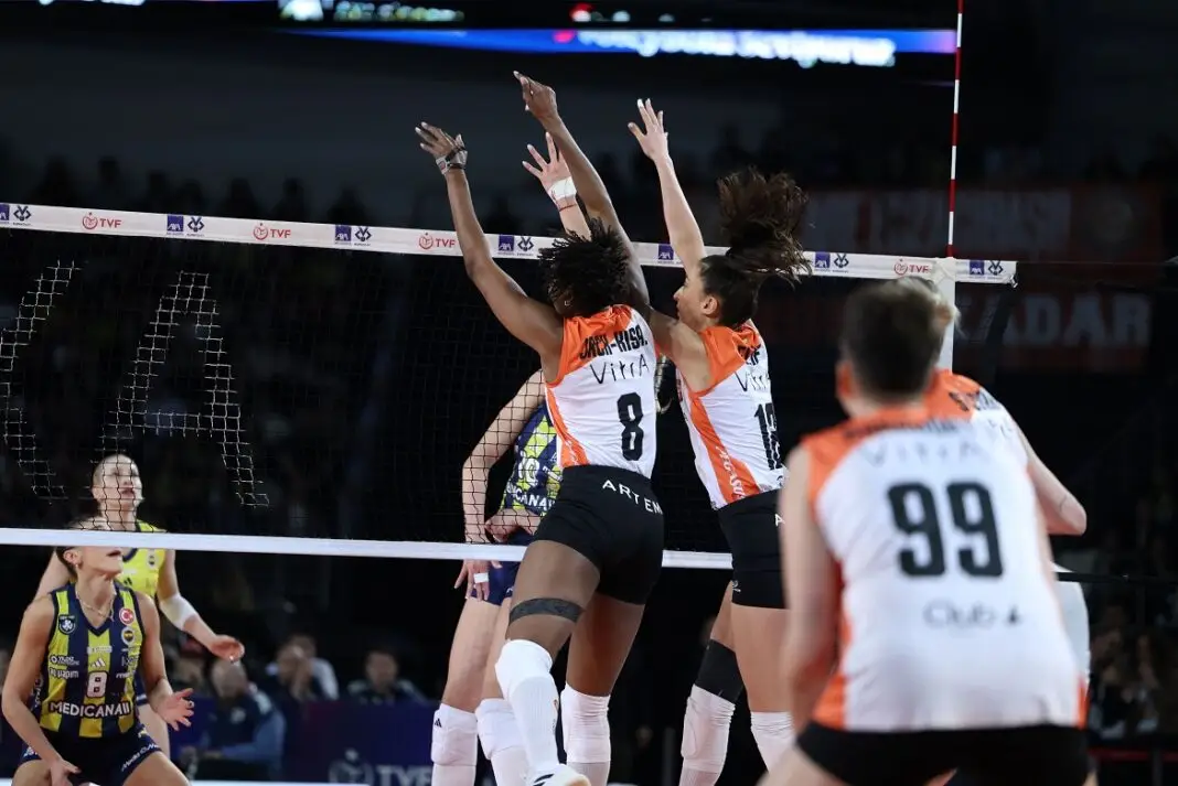 Eczacıbaşı Dynavit adını finale yazdırdı