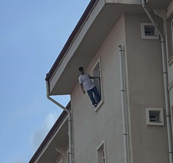 Hava yastığı kuruldu ama kurtarılamadı... Yurdun camından atlayan genç hayatını kaybetti!