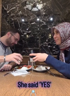 Gösterişsiz ama unutulmaz! Masada yapılan evlilik teklifi sosyal medyayı salladı