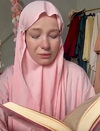 Dikkatli izleyenler hemen fark etti! Fenomenin Kur'an-ı Kerim paylaşımı viral oldu