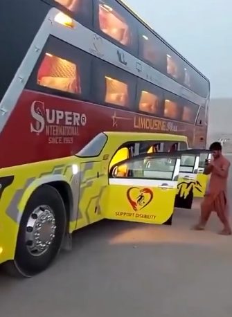 Bagaj yok, lüks koltuklar var! Pakistan otobüsü yolcuları hayrete düşürdü