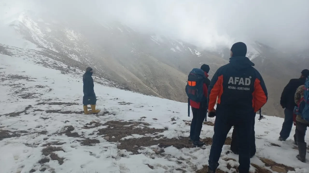 Dağda kaybolan amatör dağcı sağ bulundu: Sobayla hayatta kaldı bacadan çıkan duman ihbar etti