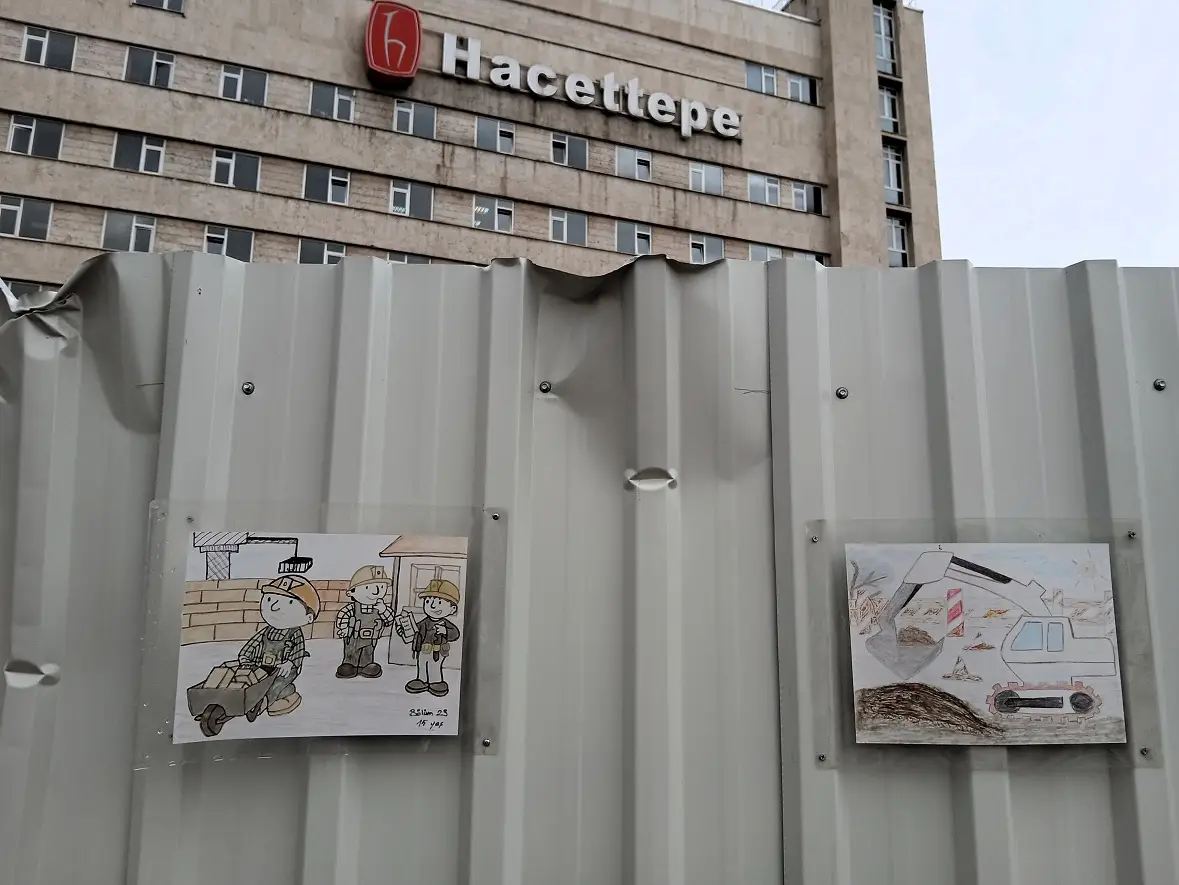Hacettepe’de minik ellerden büyük sanat: Şantiye panelleri resim sergisine dönüştü