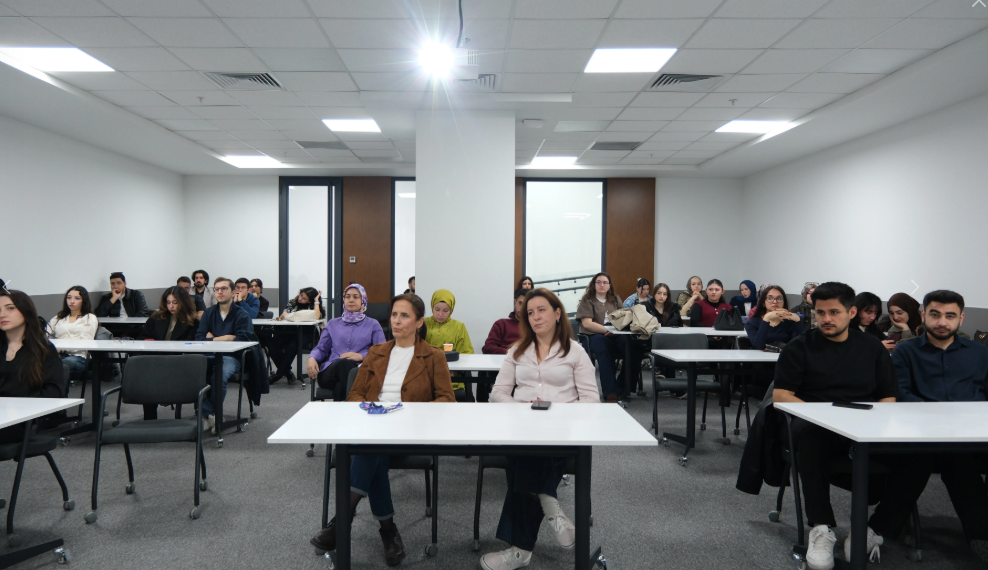 Geleceğin Hemşireleri Kariyer Yollarını Keşfetti: Sağlıkta Liderlik Vurgusu