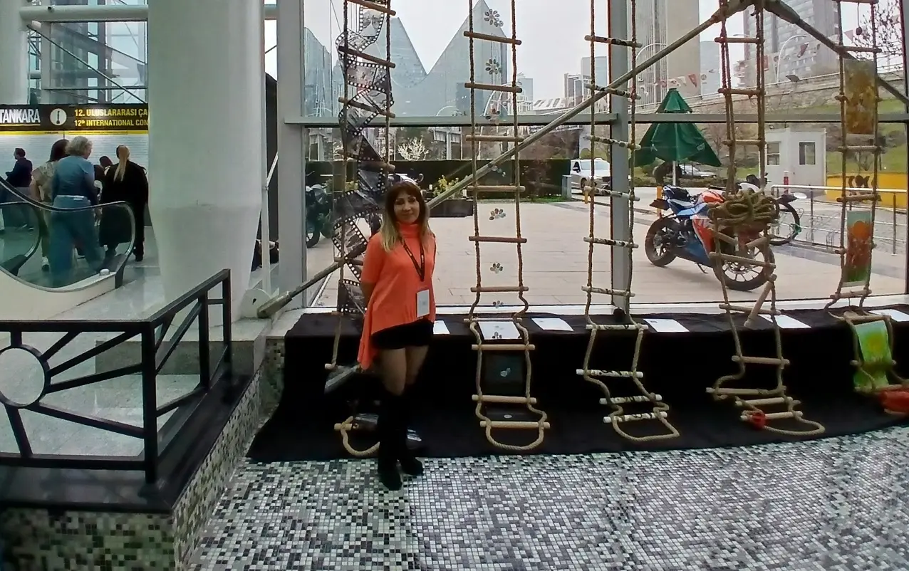 SKD, Ahmet Haşim’in şiirinden ilham alan “Merdiven” enstalasyonuyla ArtAnkara’da