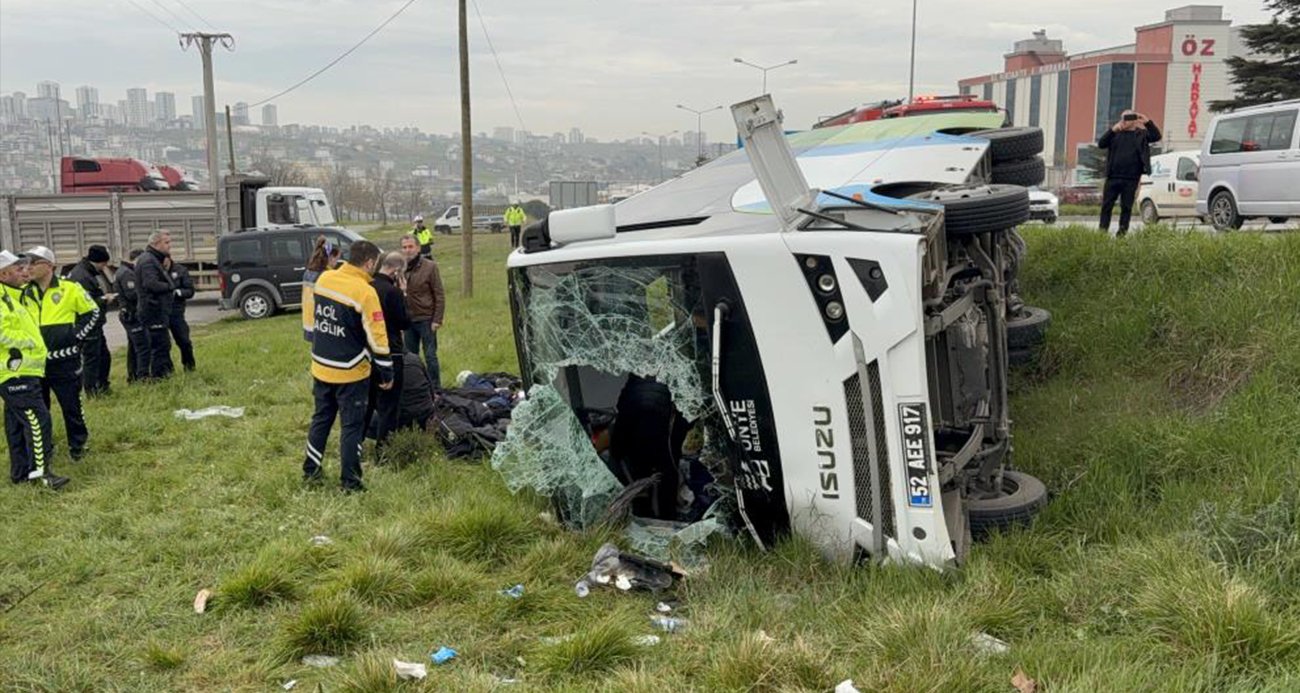 Yarışmadan dönen öğrencileri taşıyan midibüs kaza yaptı: Çok sayıda yaralı var!