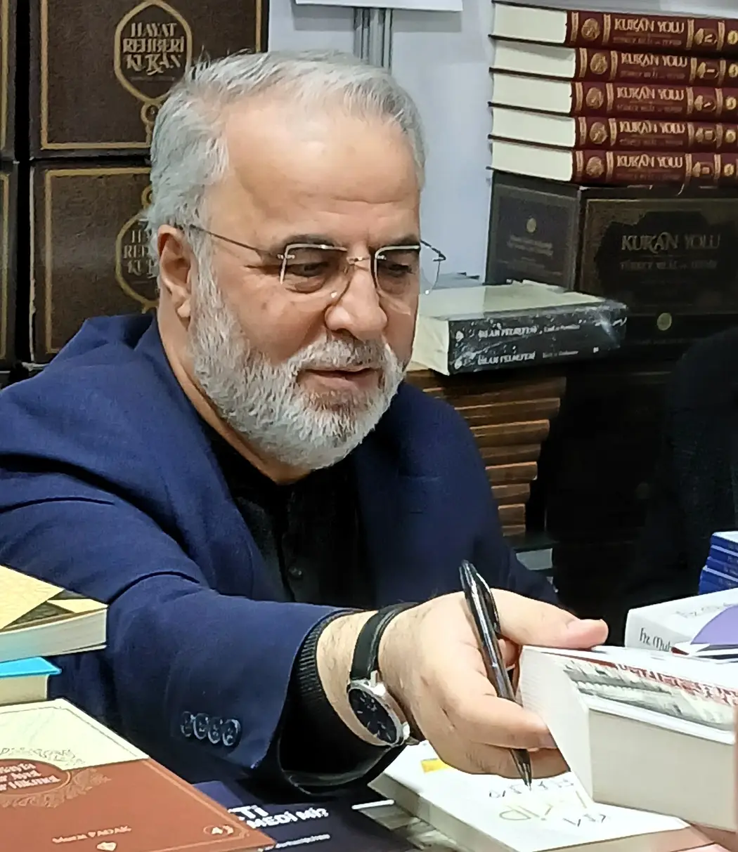 Tdv Türkiye Diyanet Vakfı Burhan Işliyen Hbv Kitap Imza Günü Fuar Ramazan (3)