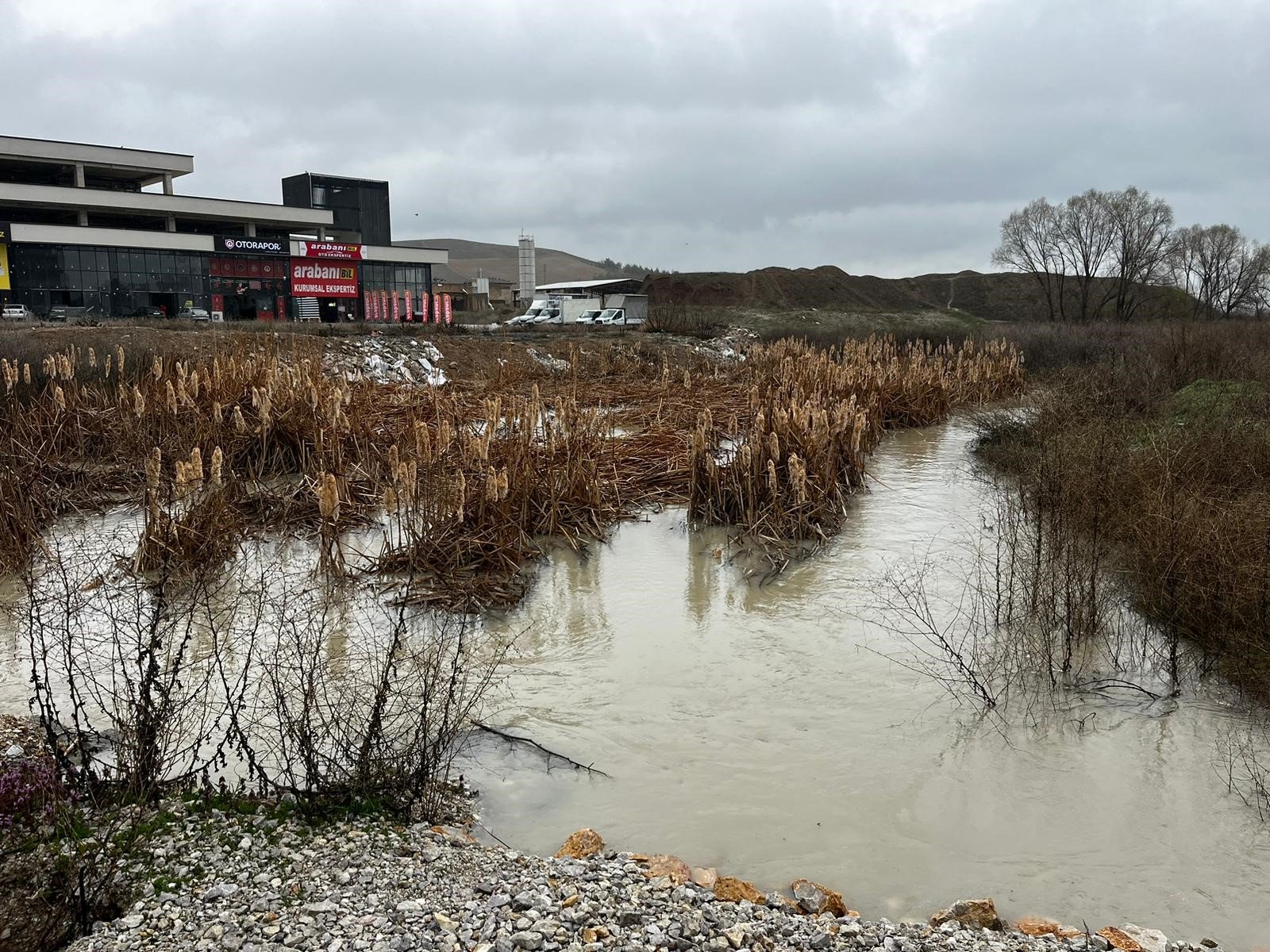 Ankara’da sağanak sonrası dereler taştı, okul duvarı çöktü!
