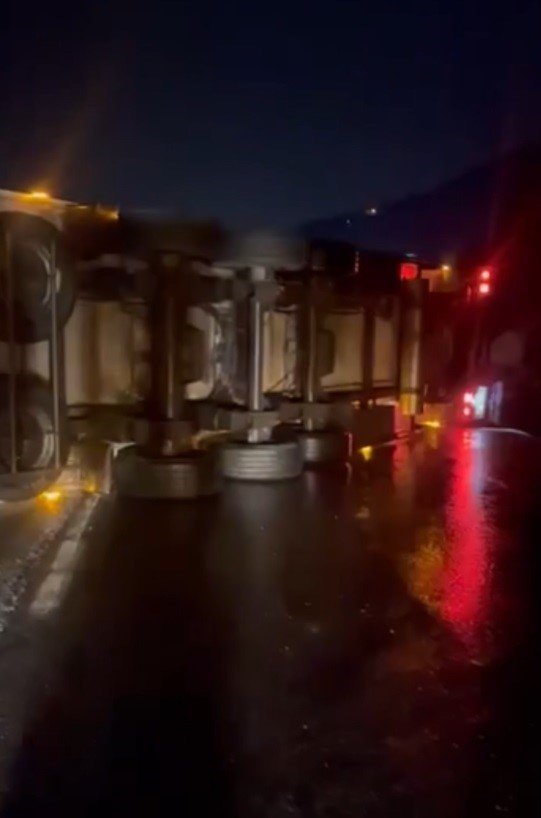 3 tır birbirine girdi: D-650 karayolunda trafik durdu