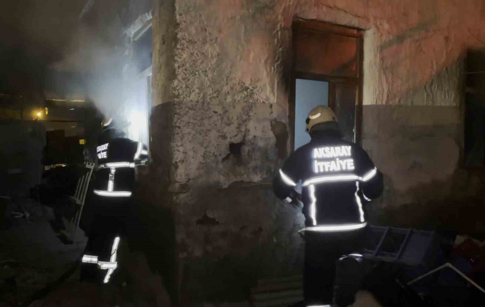 Aksaray’da metruk ev yangını paniği: Alevler büyümeden söndürüldü