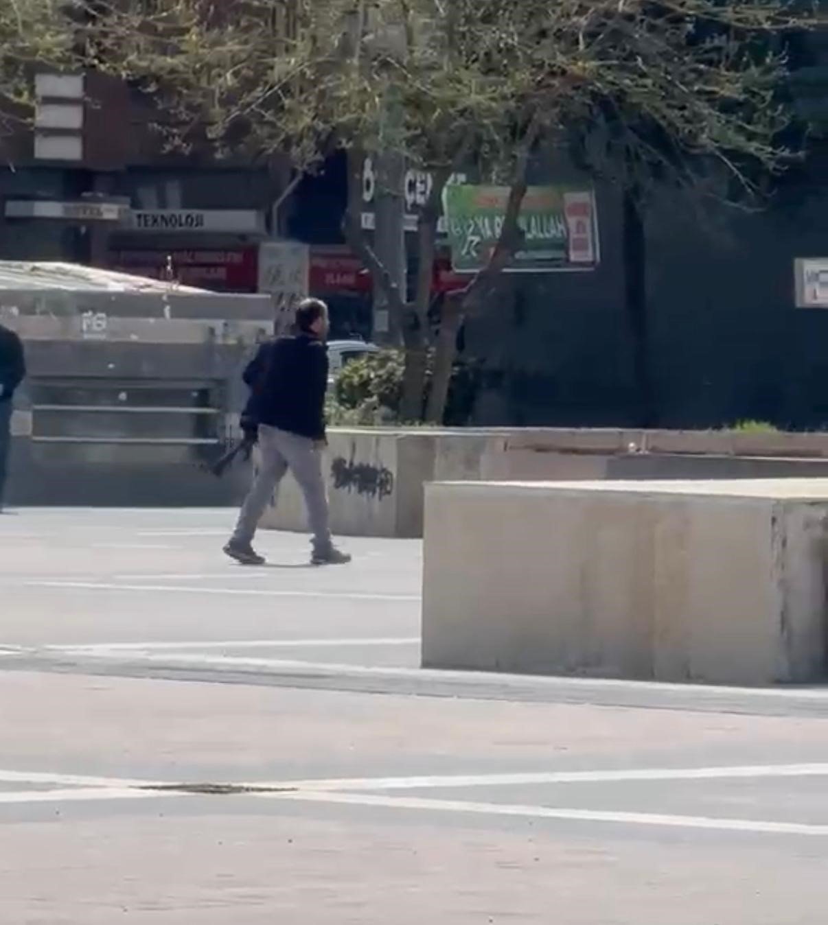 Diyarbakır'da silahlı saldırı! Pompalı silahla etrafa ateş açtı!