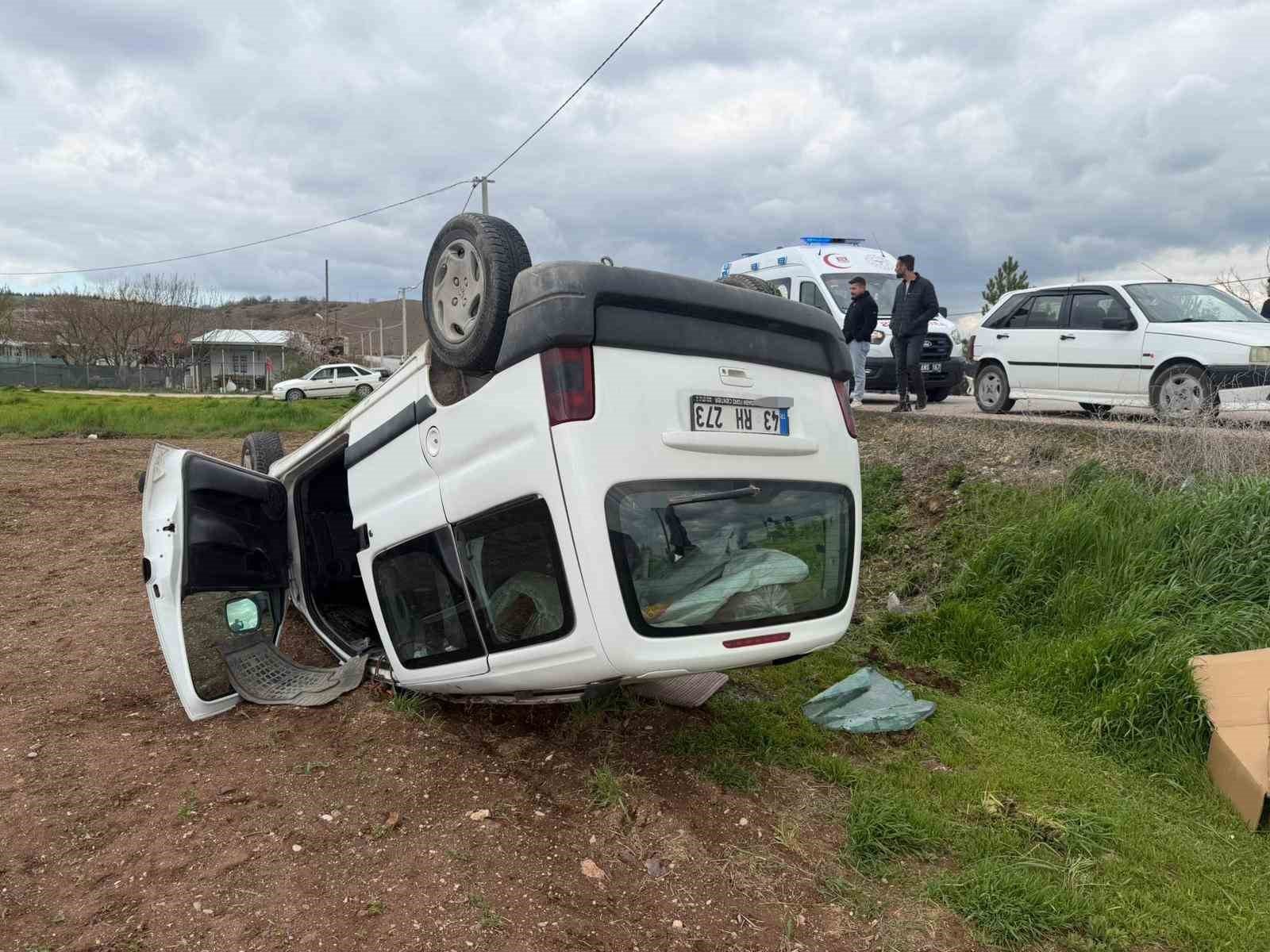 Eskişehir'de can pazarı! Takla atan panelvan tarlaya ters çakıldı