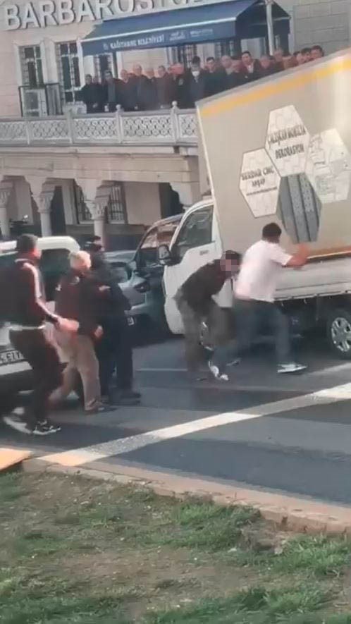 Kağıthane’de yol verme kavgası dehşete dönüştü: Bıçakla saldırdı