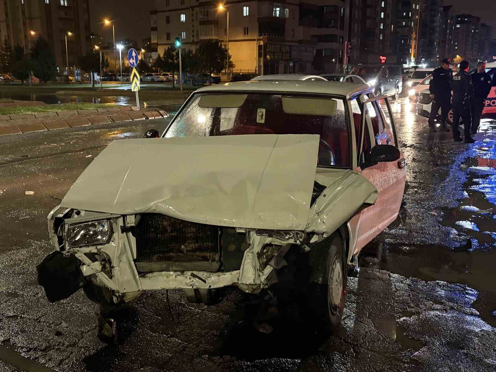 Kayseri’de feci kaza: Otomobilin önü kağıt gibi ezildi