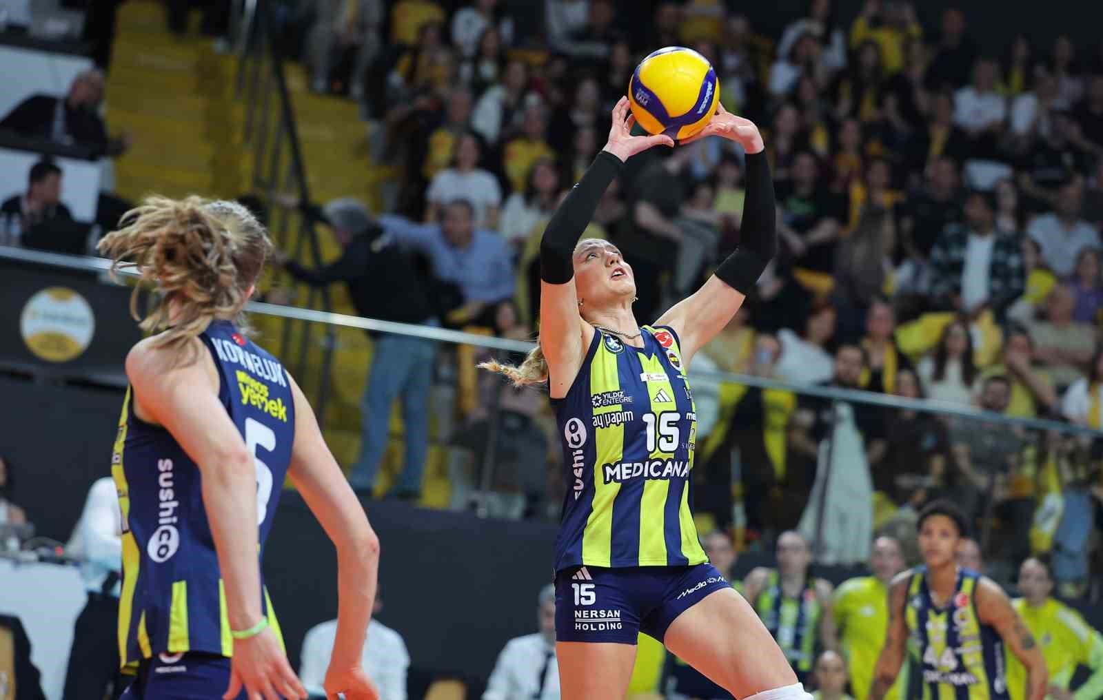 Şampiyon değişmedi! VakıfBank Fenerbahçe’yi evinde mağlup etti