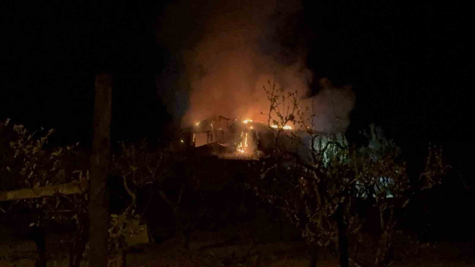 Tokat’ta geceyi aydınlatan alevler! O mahallede ev yangını görüldü