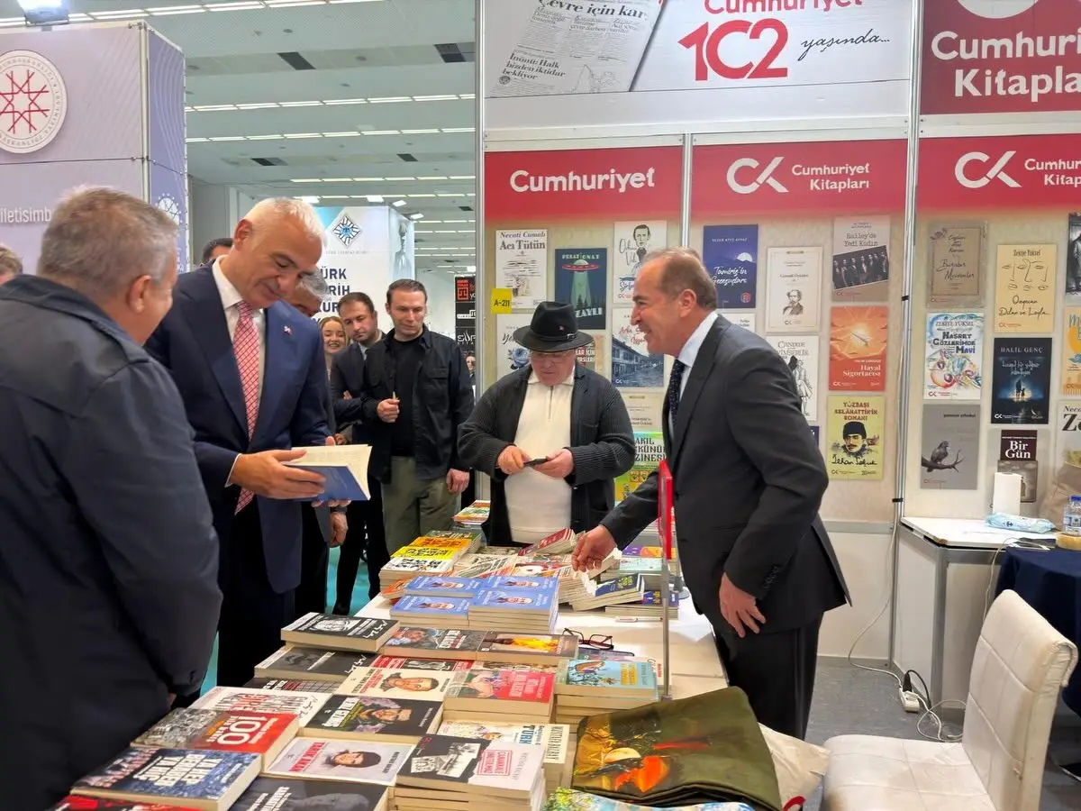 Bekir Ödemiş Kültür Turizm Bakanı Mehmet Nuri Ersoy Ankara Kitap Fuarı (1)