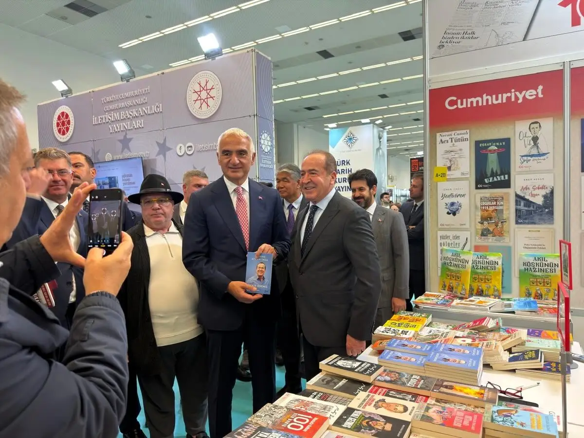 Bekir Ödemiş Kültür Turizm Bakanı Mehmet Nuri Ersoy Ankara Kitap Fuarı (2)