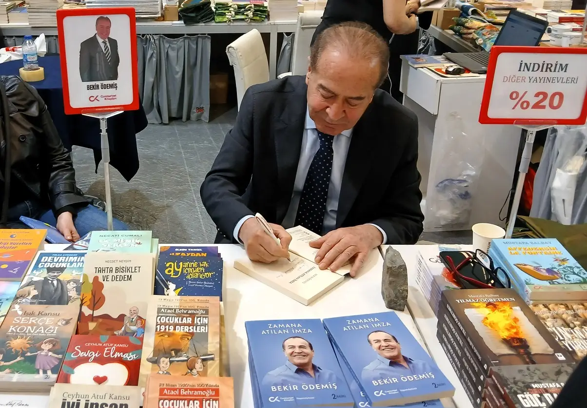 Bekir Ödemiş Zamana Atılan Imza Cumhuriyet Kitap Ankara Kitap Fuarı (1)