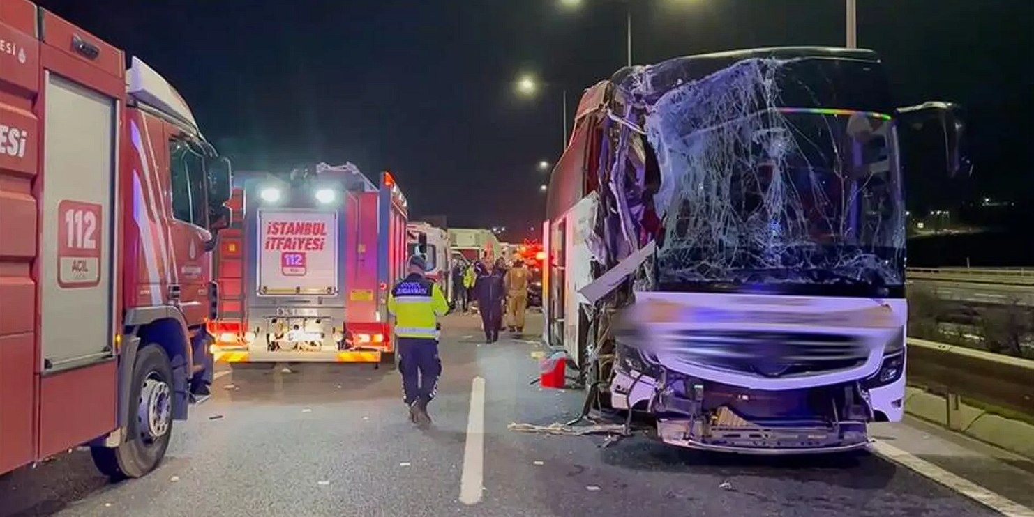 Kuzey Marmara Otoyolu’nda feci kaza: Yolcu otobüsü tıra çarptı, 10 yaralı