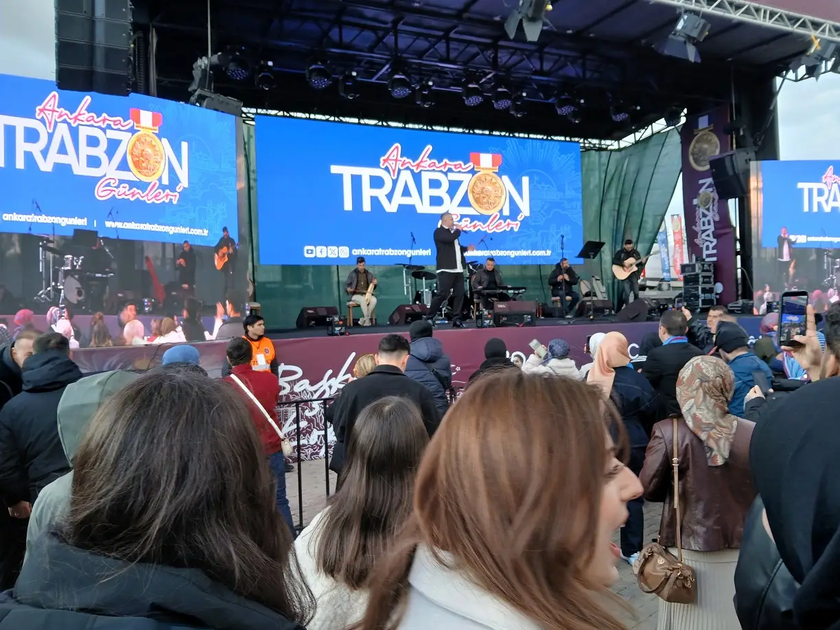 Erdinç Çolak Konser Sahne Başkent Millet Bahçesi Ankara Trabzon Günleri (1)