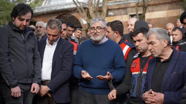 Fadil Akgunduz Annesinin Cenaz 19750352 4287 1 M