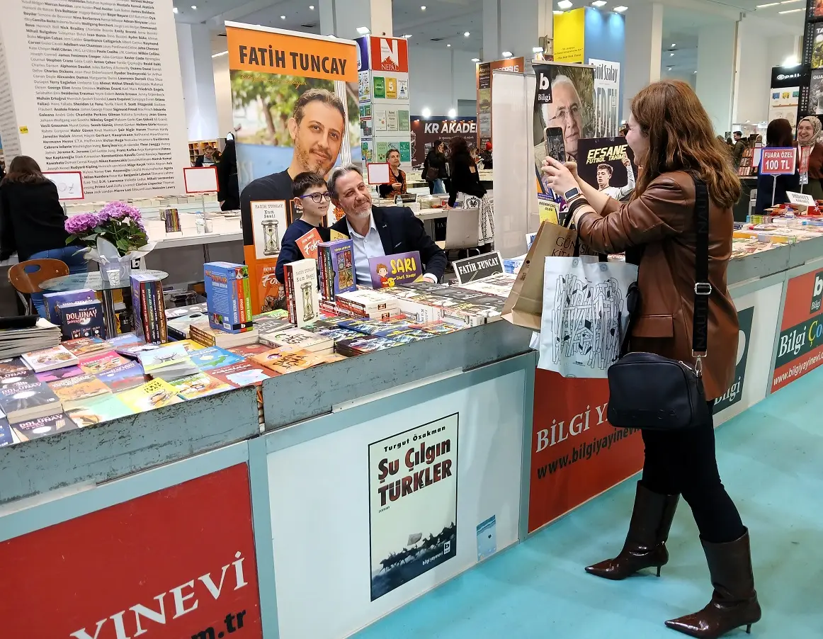 Fatih Tuncay Yazar Ankara Kitap Fuarı Congresium Imza Günü (1)
