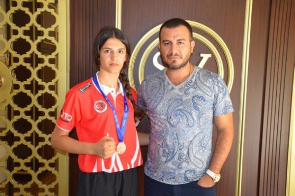 Şirin Yakşi kimdir nerelidir? Ne iş yapıyor?