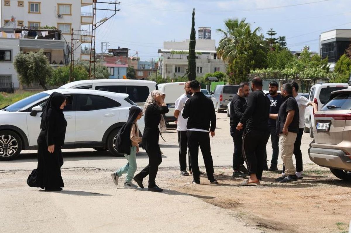 Adana’da okul çevresinde silah sesi paniği: Öğrenciler kendini dışarı attı