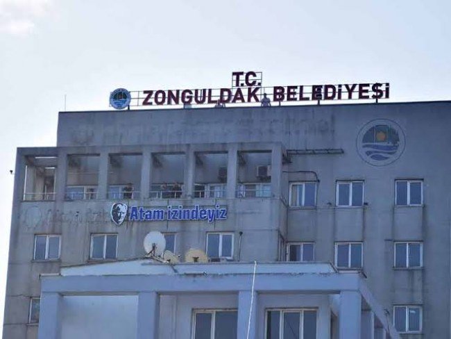 Zonguldak'ta sandık krizi! CHP sonucu tanımadı, kürsüyü işgal etti