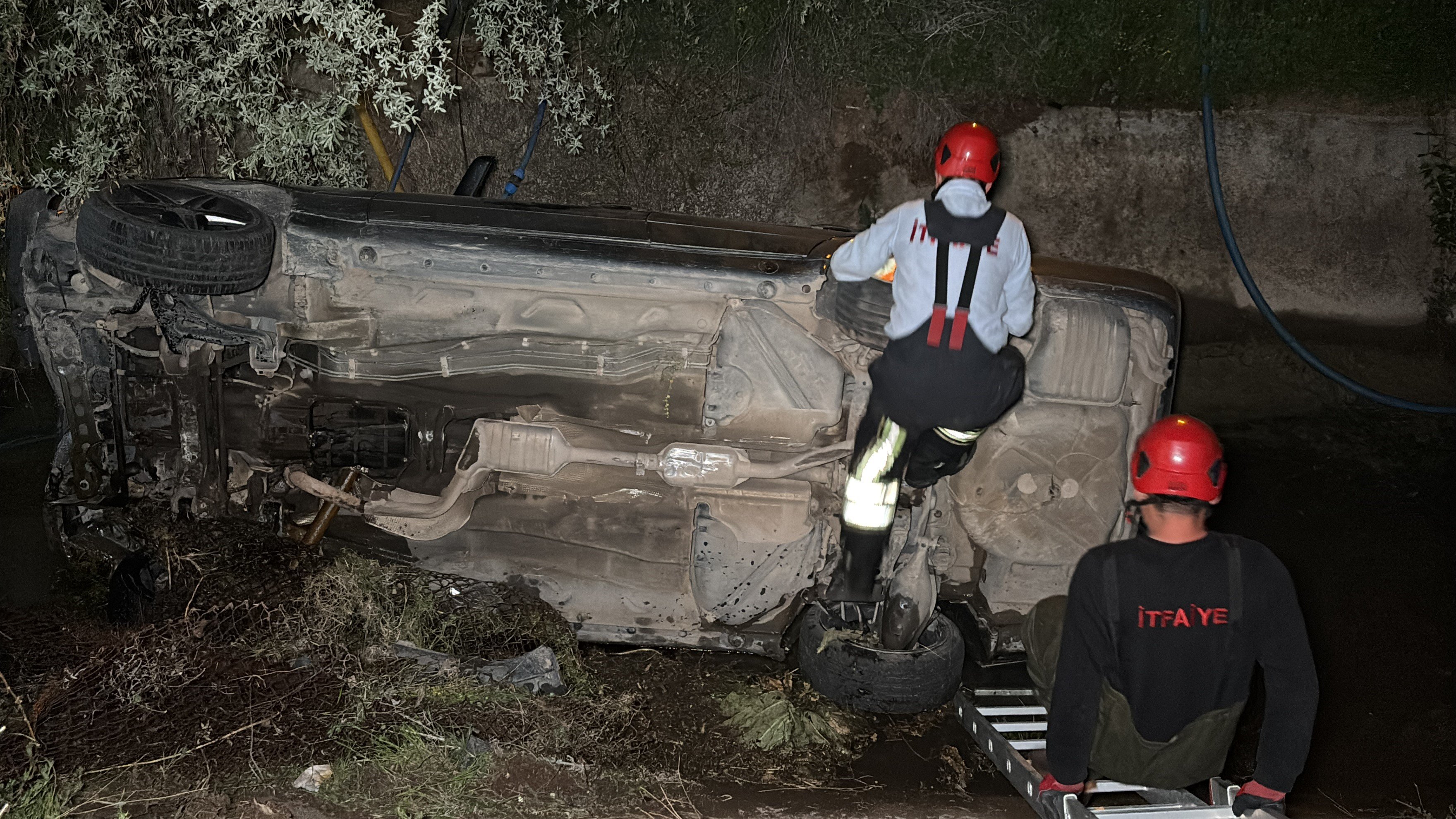 Aksaray’da Gece Yarısı Panik! Kanala Uçan Araçtan Çıkıp Kayboldular (3)