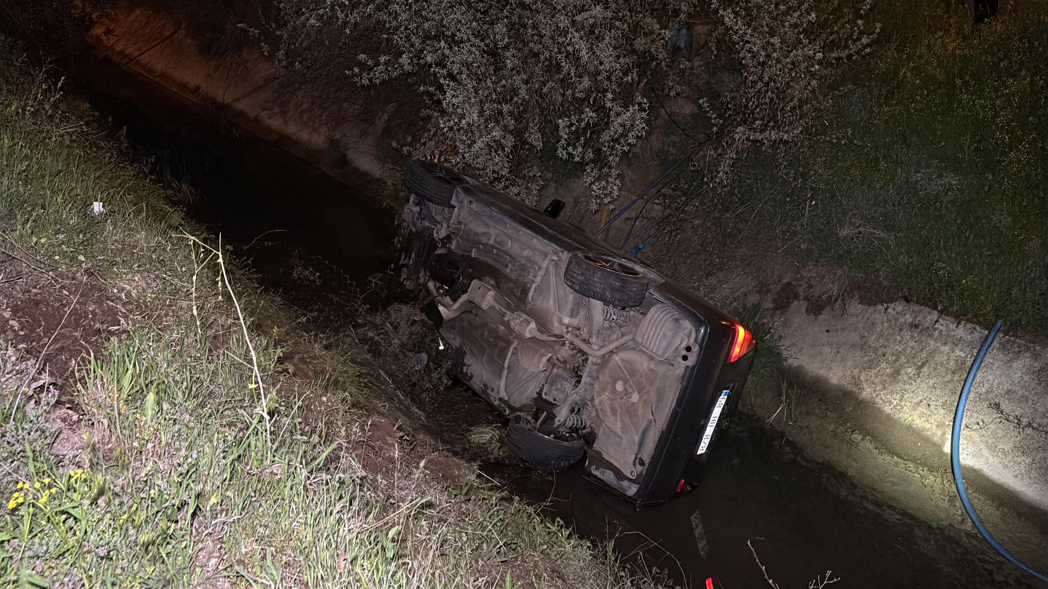 Aksaray’da Gece Yarısı Panik! Kanala Uçan Araçtan Çıkıp Kayboldular