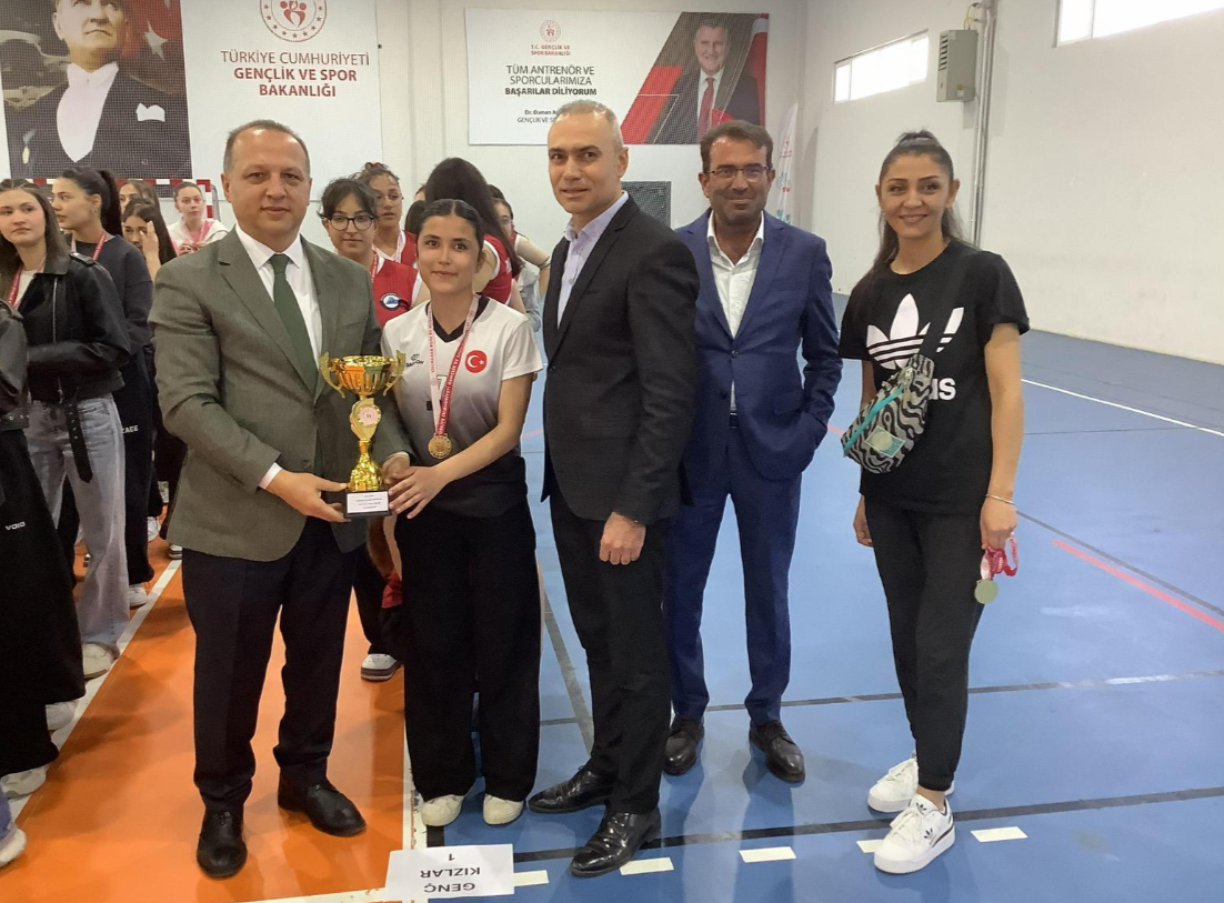Okul Sporlarında Başarı Coşkusu: Voleybol Gençler Ödül Töreni Ankara'da Düzenlendi