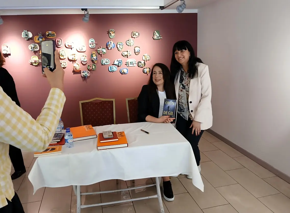 Ayla Burçin Kahraman Öykü Kitap Söyleşi Imza Günü Nurol Sanat (8)