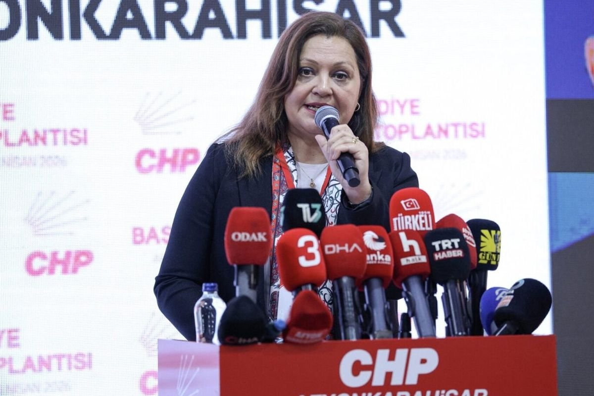 Burcu Koksal Ak Partiye Gecmesine Neden Olan 80Ca3Df32A Amp