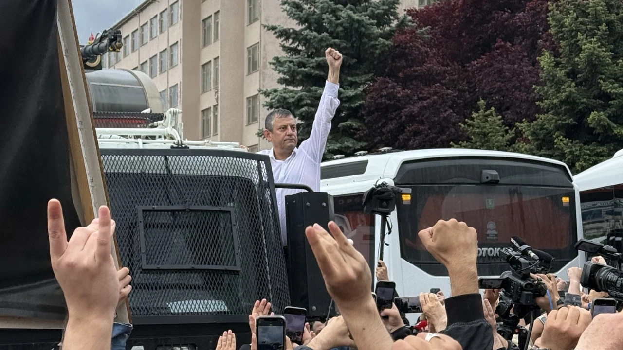 Chp Genel Merkezinde Gergin Saatler Parti Binasindan Meclise Yuruyen Ozgur Ozel Tomaya Cikt Geiy Cover