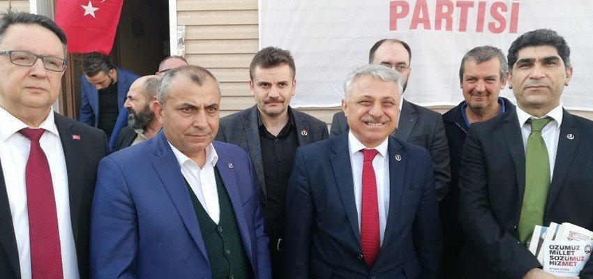 Eczacı Ayhan Özbek Kimdir