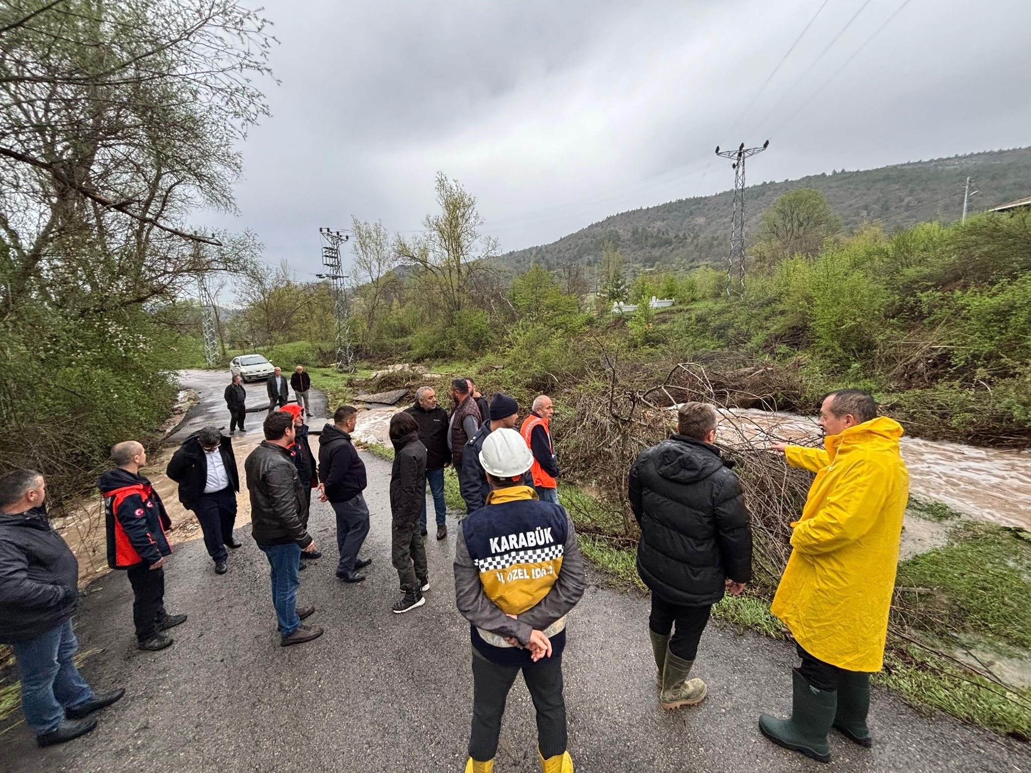 Karabük’te Felaket Gibi Yağış Köprüsü Çöktü, 3 Kişi Son Anda Kurtarıldı (3)