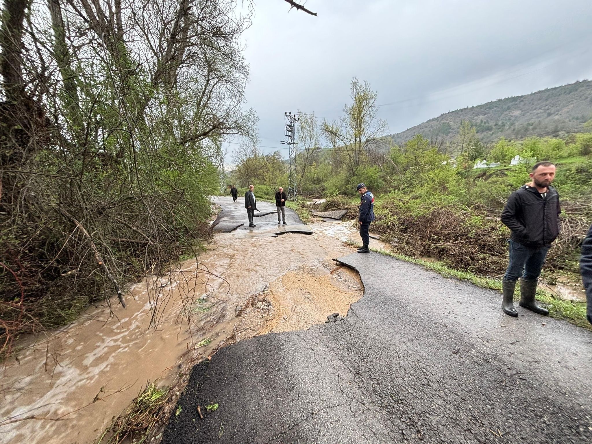 Karabük’te Felaket Gibi Yağış Köprüsü Çöktü, 3 Kişi Son Anda Kurtarıldı (4)