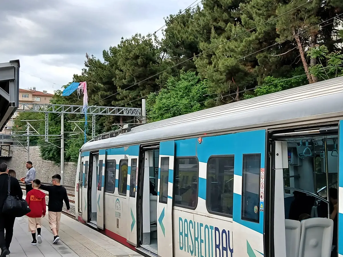 Tcdd Taşımacılık Başkentray Cebeci Tren Istasyonu Çıtalı Uçurtma Pantoğraf Yüksek Gerilim (1)