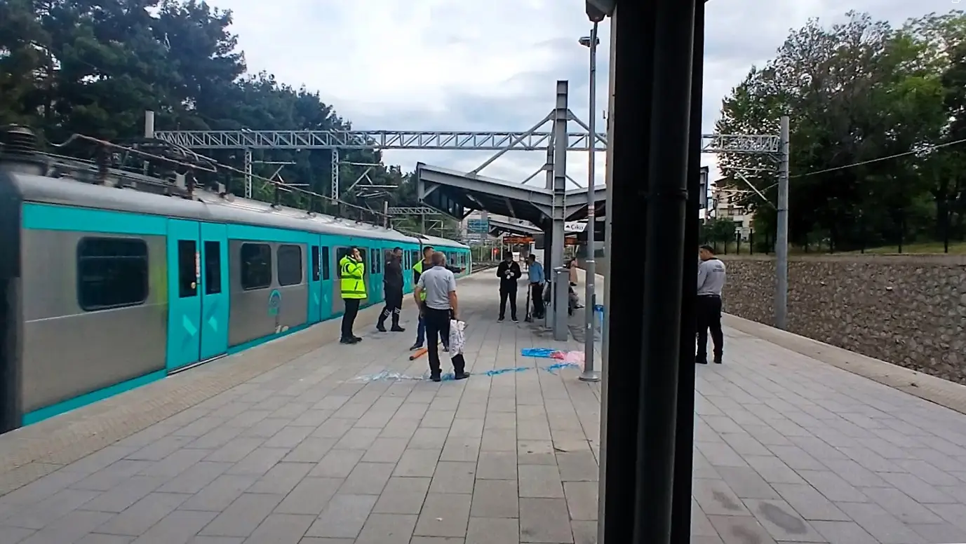 Tcdd Taşımacılık Başkentray Cebeci Tren Istasyonu Çıtalı Uçurtma Pantoğraf Yüksek Gerilim (2)