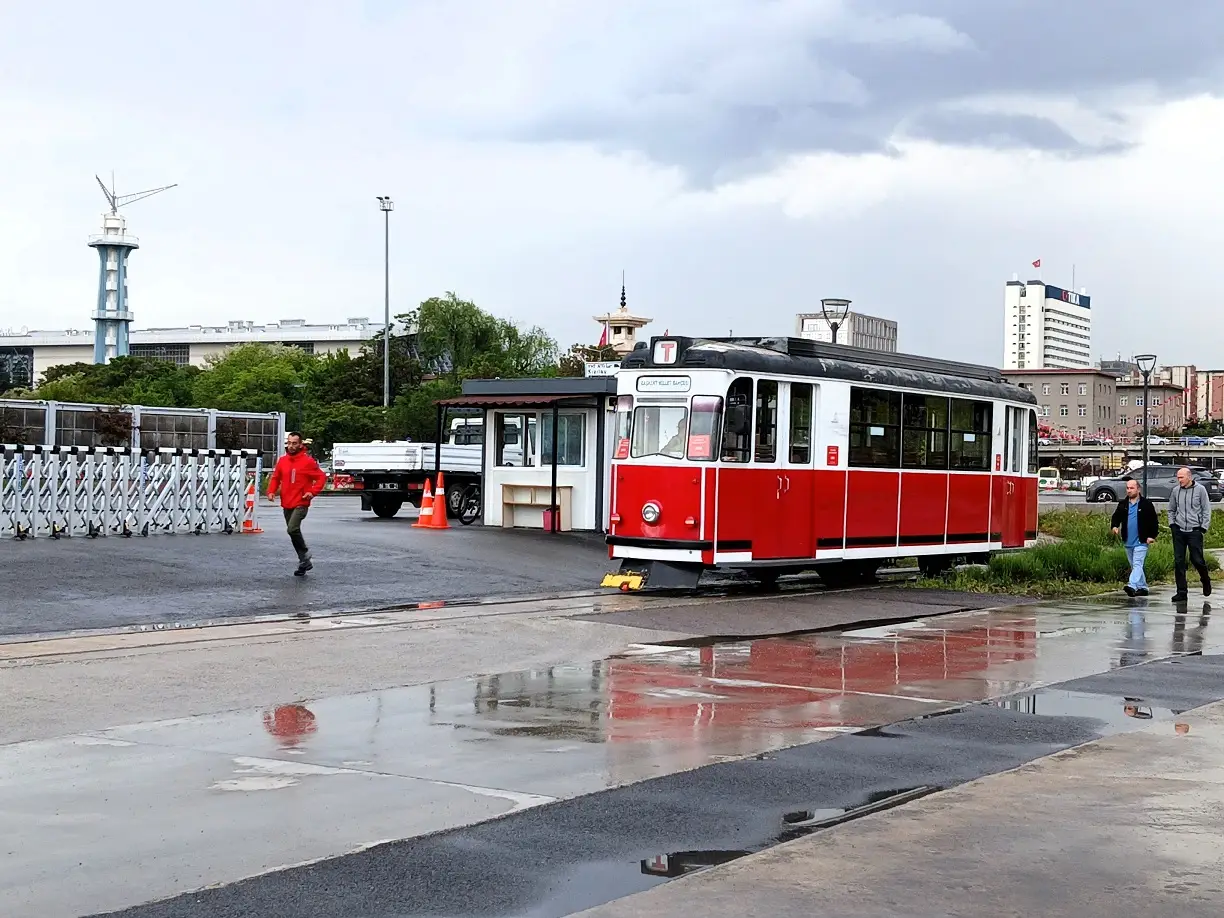 Tramvay Başkent Millet Bahçesi Elektrikli Scooter Raylar (1)