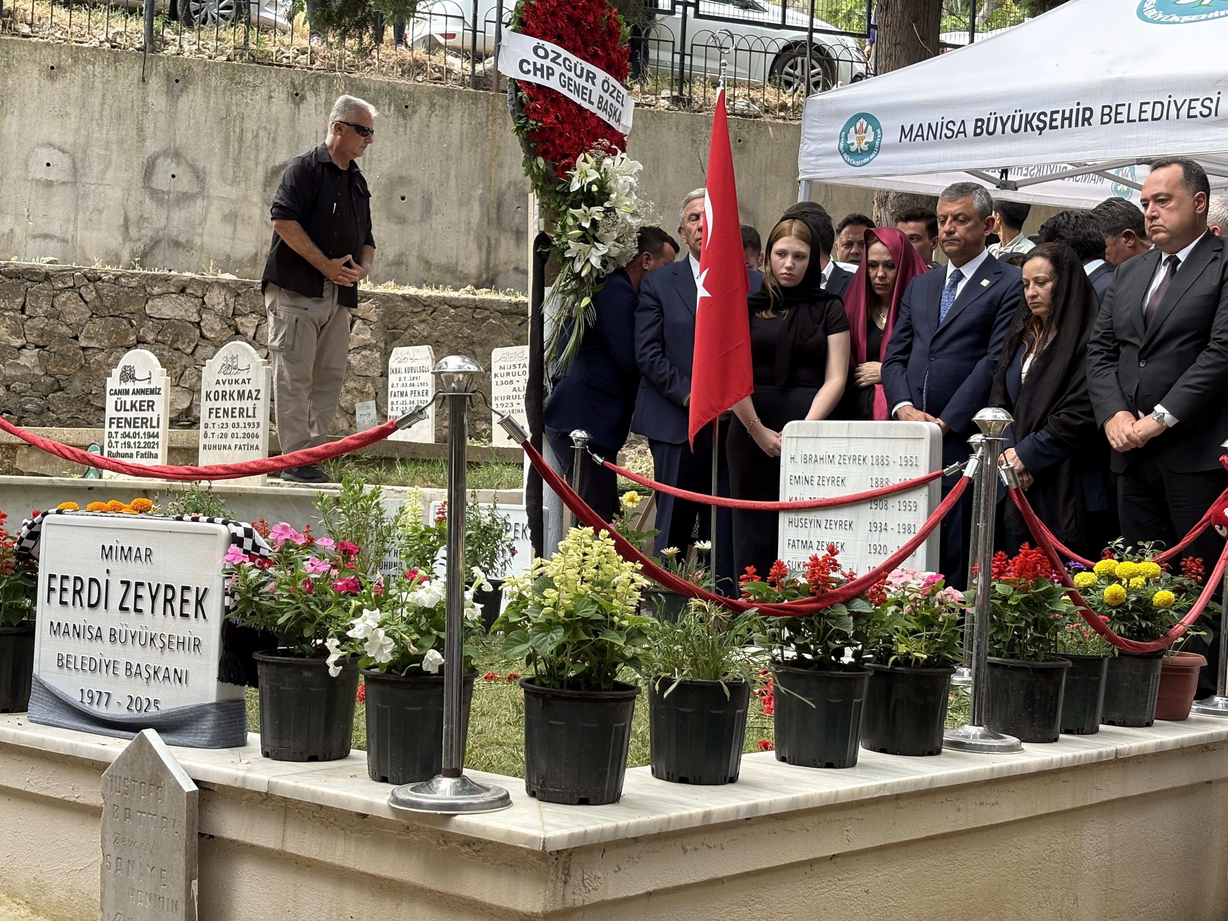 Özgür Özel Ve Mansur Yavaş'tan Ferdi Zeyrek'in Mezarını Ziyaret Etti