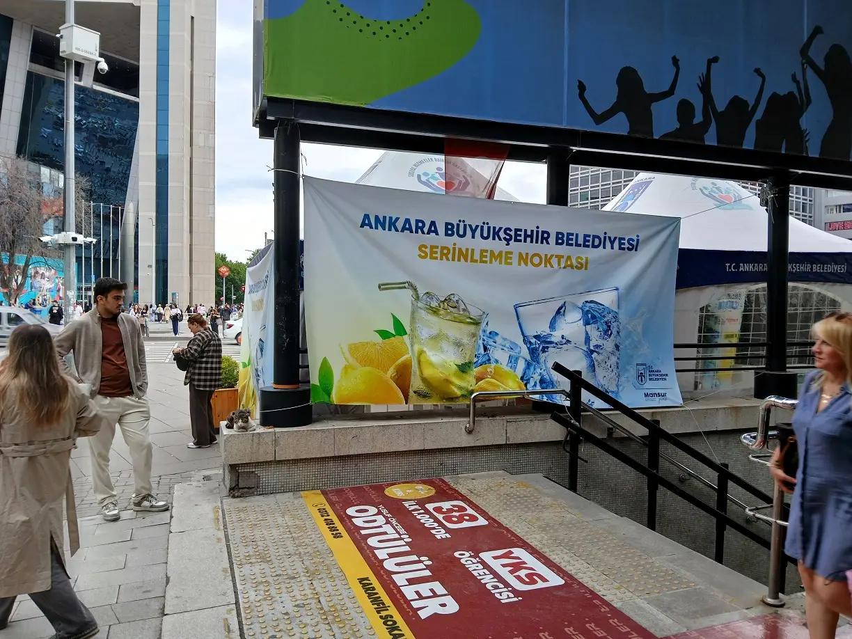 Serinleme Noktası Abb Kızılay Metro Çıkışı Ücretsiz Soğuk Su Limonata Ikram (1)