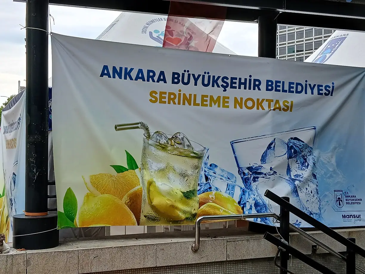 Serinleme Noktası Abb Kızılay Metro Çıkışı Ücretsiz Soğuk Su Limonata Ikram (2)