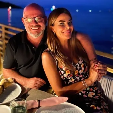 0X0 Birlikte Nisantasinda Gezdiler Ozlem Yildizin Oglu Demir Buyudu Annesinin Boyunu Gecti 1763958989082